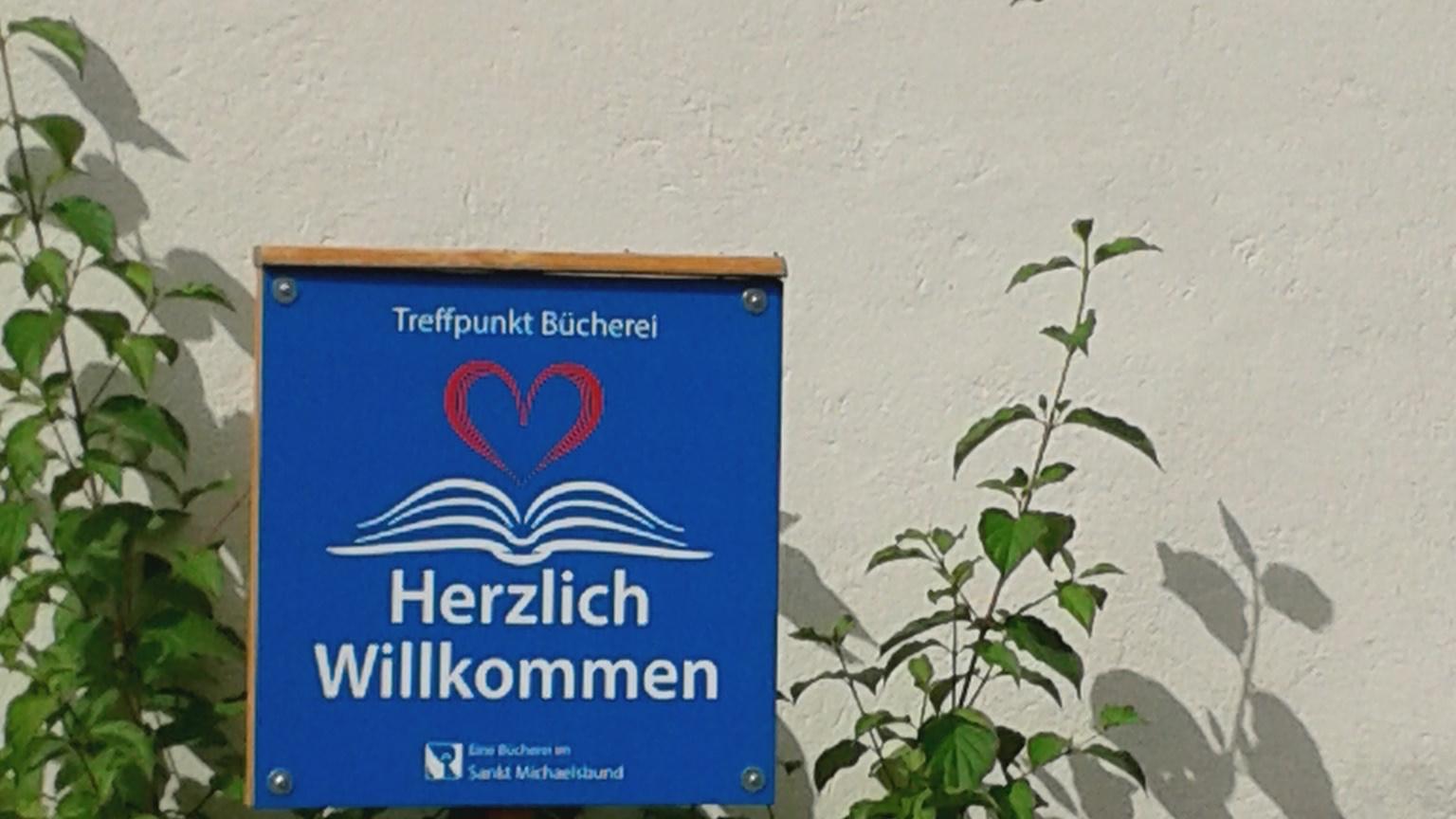 Bücherei mit SMB-Schild