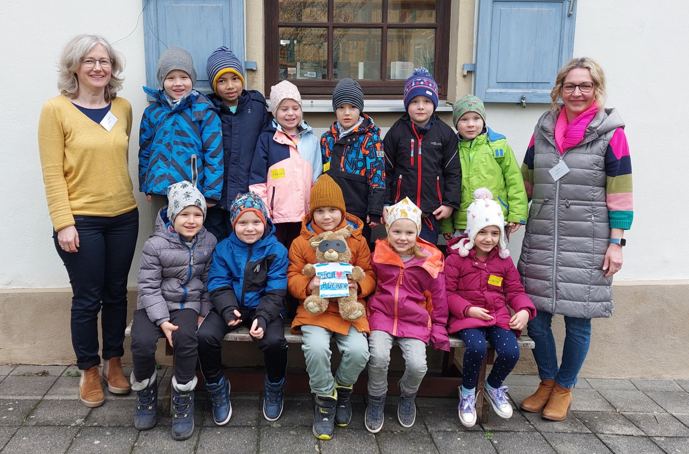 Vorschulkinder besuchen die Bücherei